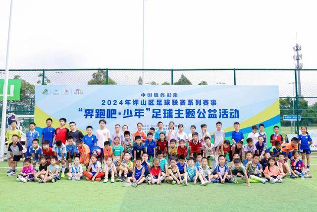组图：新恋情！亚马尔与21岁西班牙网红交往